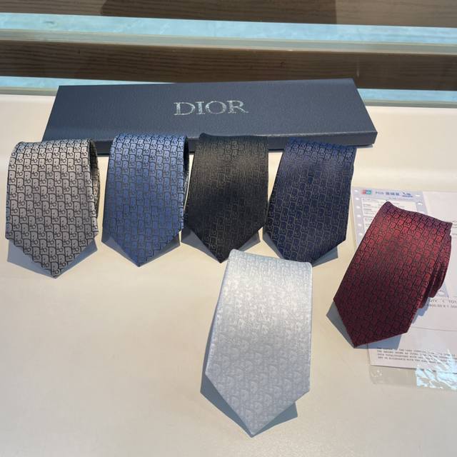 配包装dior家款新领带 Dior男士cd提领花带 稀有展现精湛工手与时尚优雅理的想选择 这采款用do家最经极典具标志性logo提制花成的领带 以同色调法手演绎